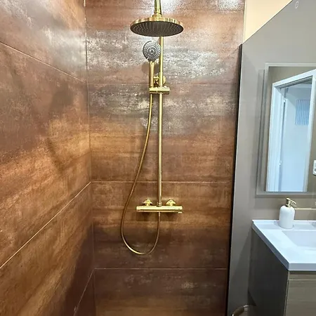 Recently Renovated Apartmán *